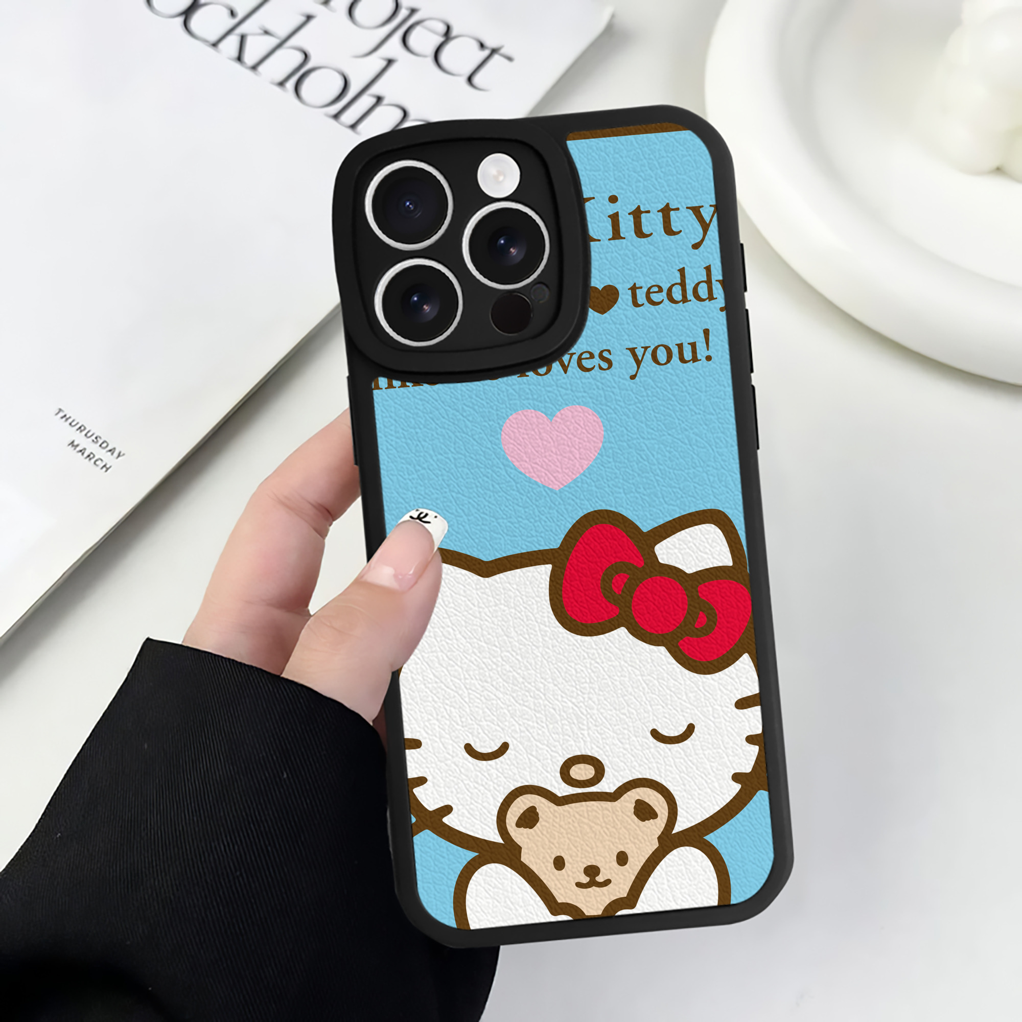 （画像用） Hello Kitty ハローキティ 【iPhone 16シリーズ対応】シリコンスマホケース（レザー調） 材質：シリコン